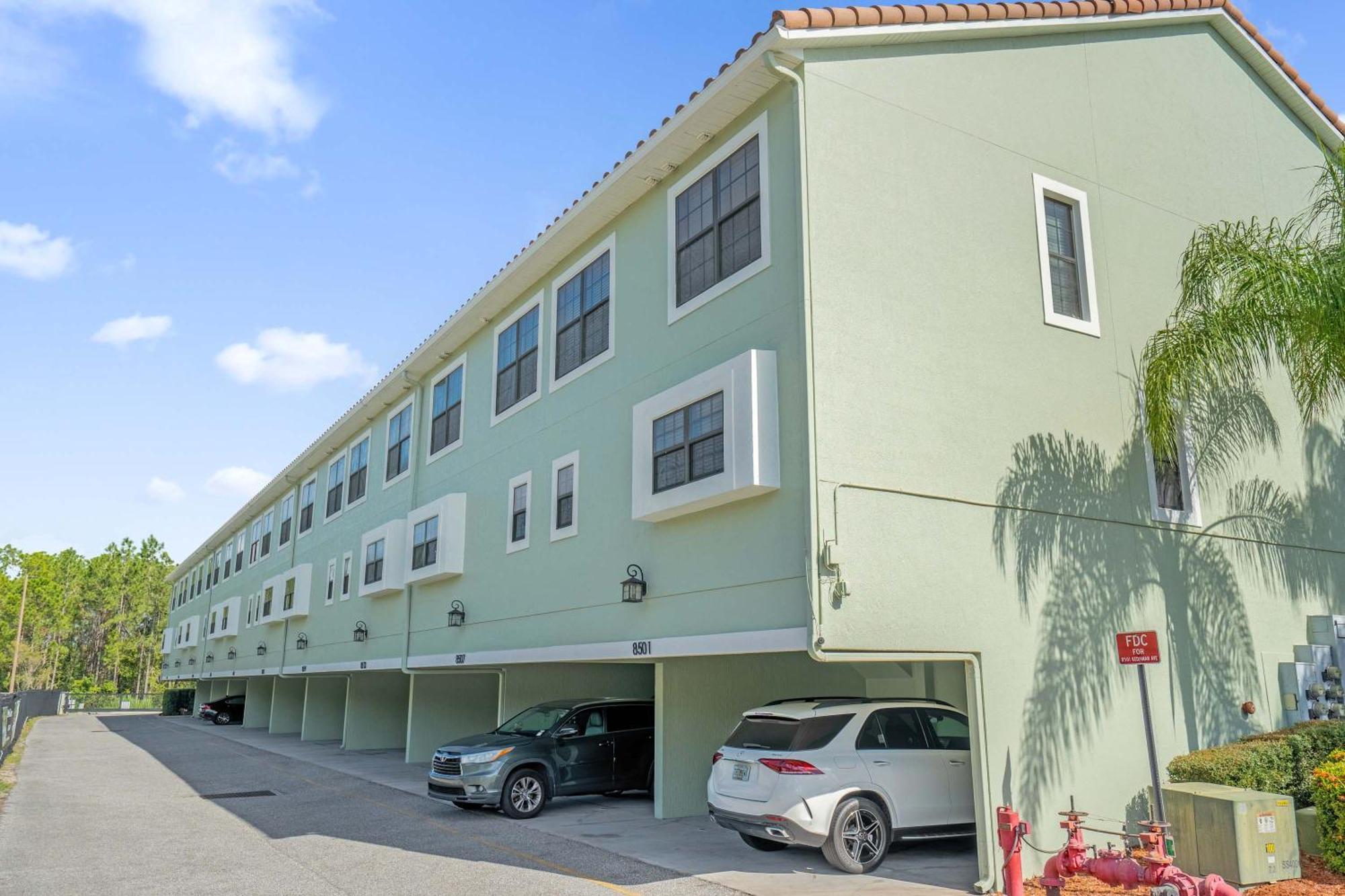 Luxurious 4br Townhome - 5 Minutes From Holiday home Orlando