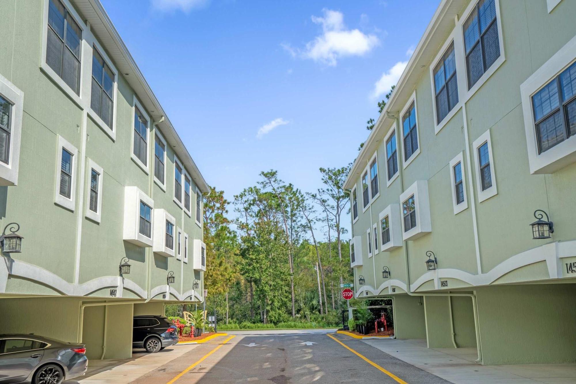 Luxurious 4br Townhome - 5 Minutes From Holiday home